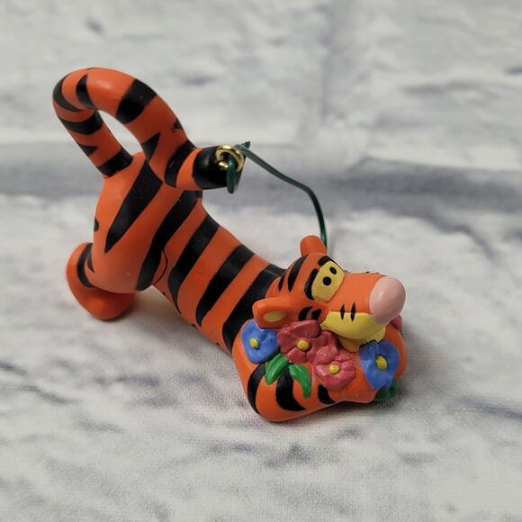 Hallmark Keepsake Disney 1998 Tigger in the Garden Winnie the Pooh Mini Ornament - Picture 1 of 9
